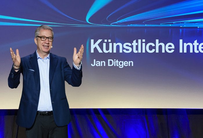 Jan Ditgen als Keynote-Speaker auf der Bühne